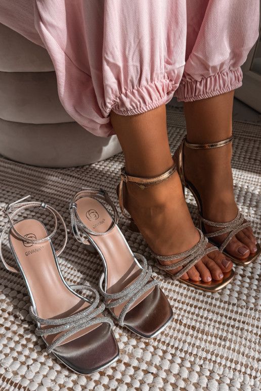 Sieviešu basenes ar papēdi Ze Zdobionymi Paskami Szampańskie Gedira