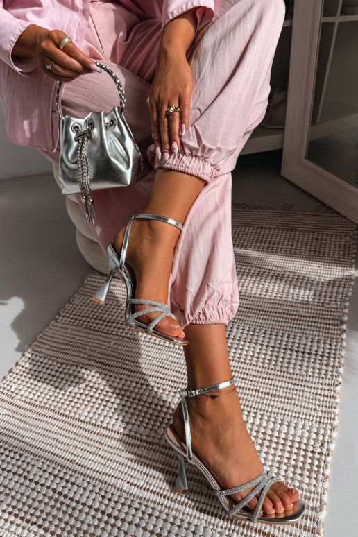 Sieviešu basenes ar papēdi Ze Zdobionymi Paskami Sudraba krāsas Gedira