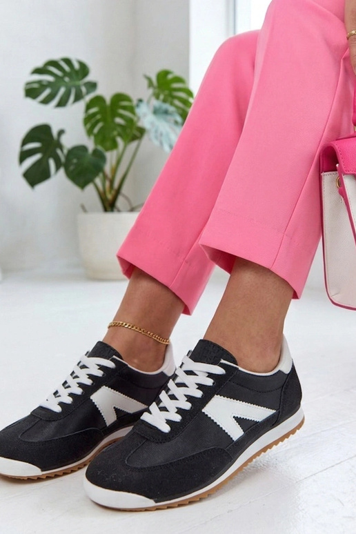 Melni sporta apavi ar baltiem...