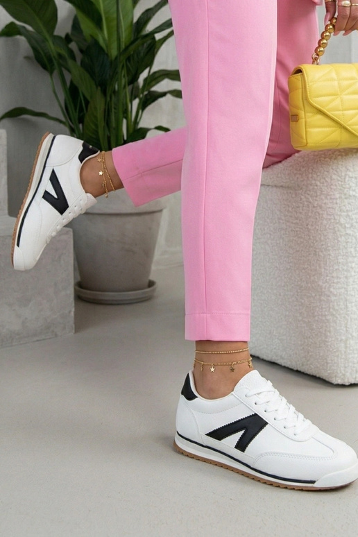 Bāli sporta apavi ar melniem...