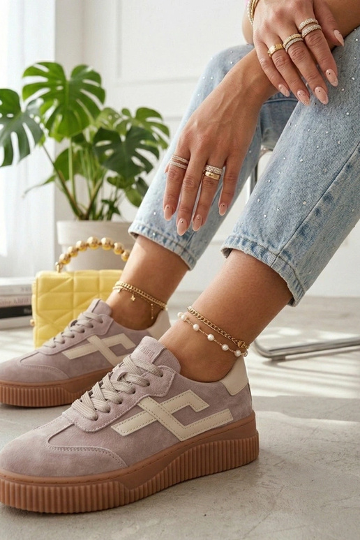 Smilšu krāsas sporta apavi no dabīgās...