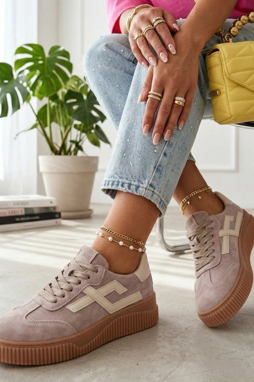 Smilšu krāsas sporta apavi no dabīgās...