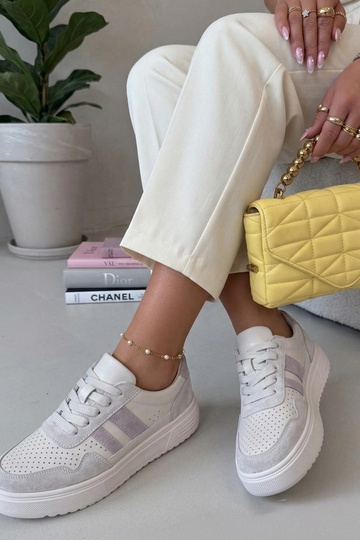 Smilšu krāsas sporta apavi...