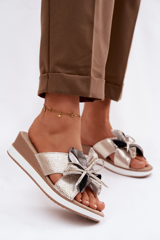 Čibas no dabīgas ādas ar platformuDekoracyjnym Puķe S.Barski GR61-5989 Zelta krāsas