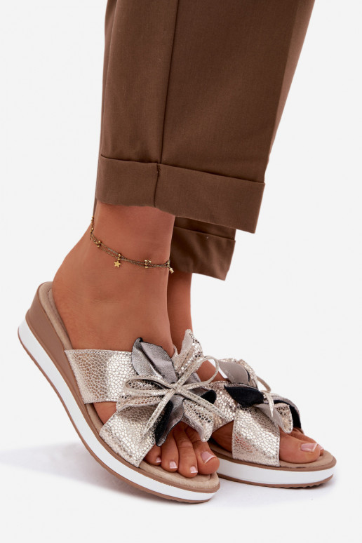 Čibas no dabīgas ādas ar platformuDekoracyjnym Puķe S.Barski GR61-5989 Zelta krāsas