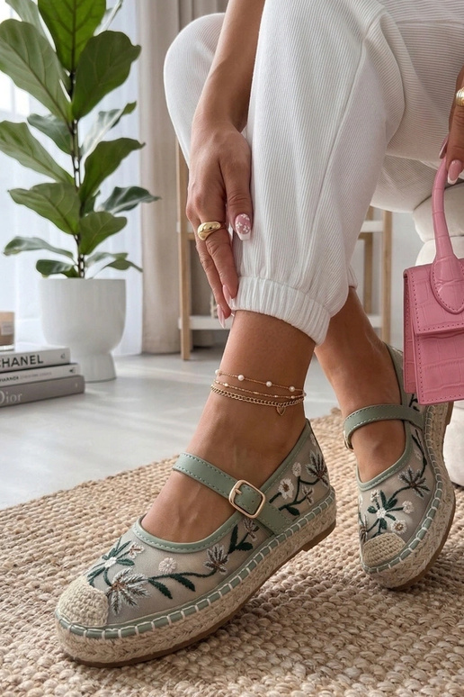 Zaļās espadrilles ar izšūtām puķītēm...