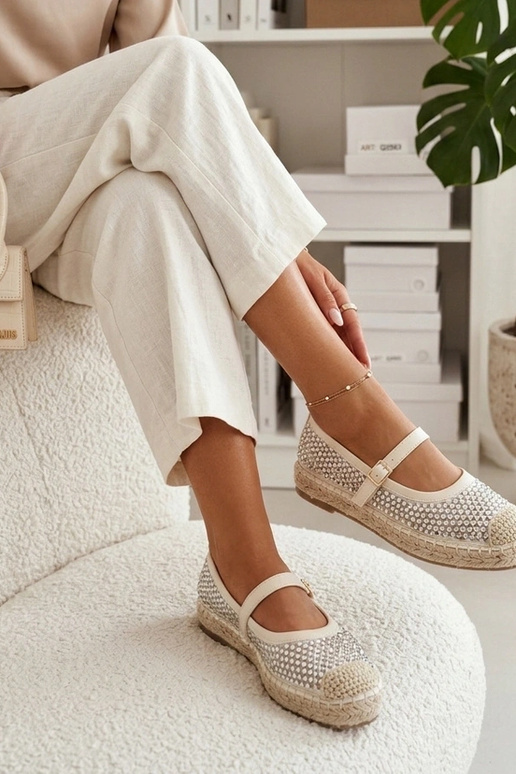 Smilšu krāsas platformas espadrilles...