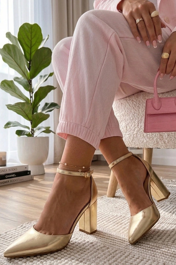 Zelta augstpapēžu kurpes uz...