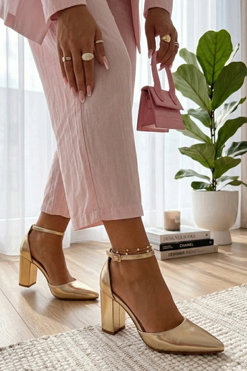 Zelta augstpapēžu kurpes uz... 2