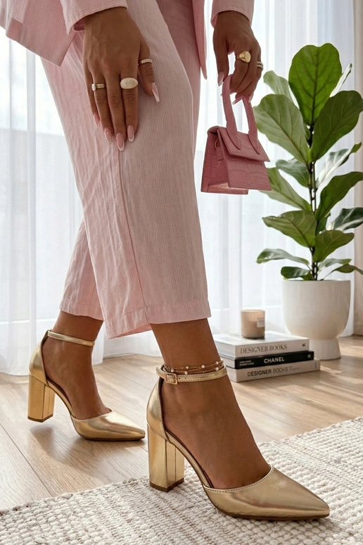 Zelta augstpapēžu kurpes uz staba Audrey