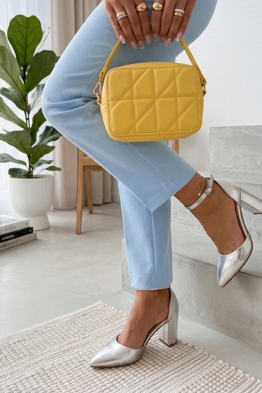 Sudraba augstpapēžu kurpes uz staba...