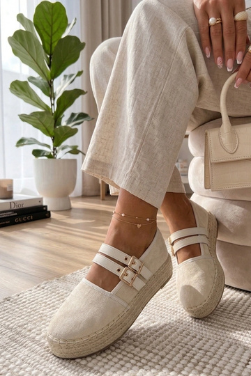 Smilšu krāsas espadrilles...