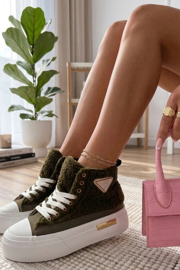 Zaļas pūkainas sporta apavi...