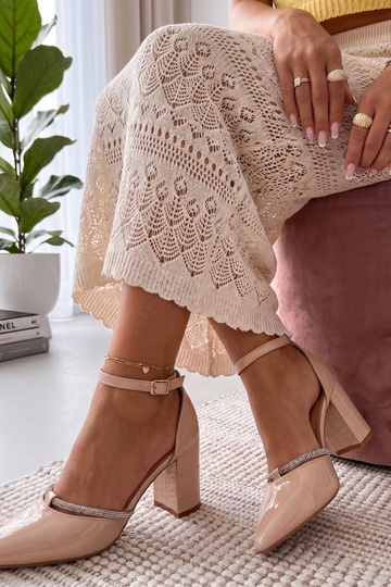 Smilšu krāsas lakotas...