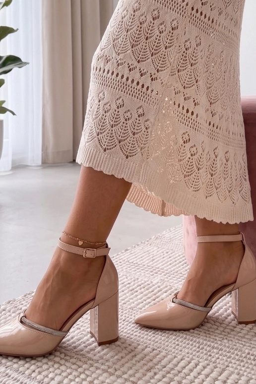 Smilšu krāsas lakotas kurpes ar...