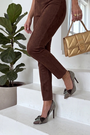 Melnas augstpapēžu kurpes... 2