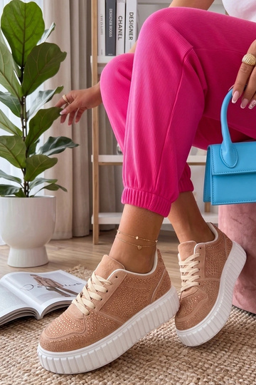 Smilšu krāsas sporta apavi...