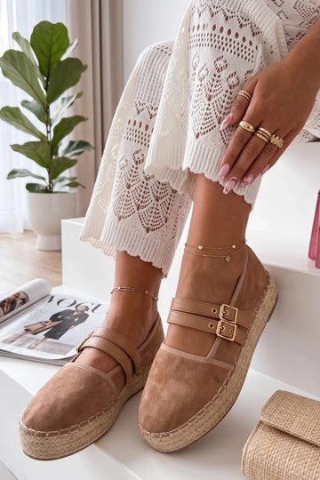 Smilšu krāsas espadrilles...