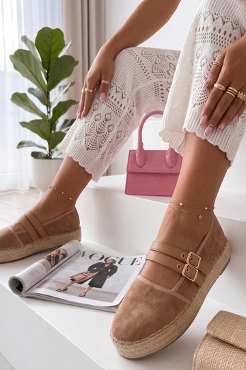 Smilšu krāsas espadrilles... 2