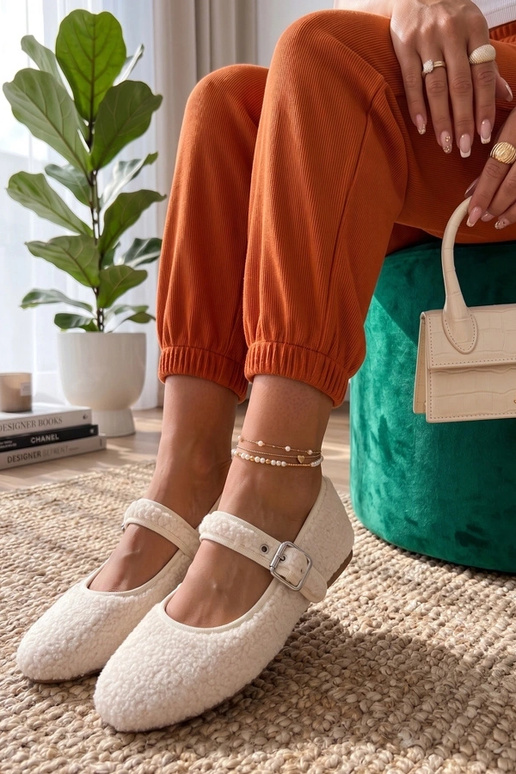 Baltas kažokādas balerīnas ar jostu...