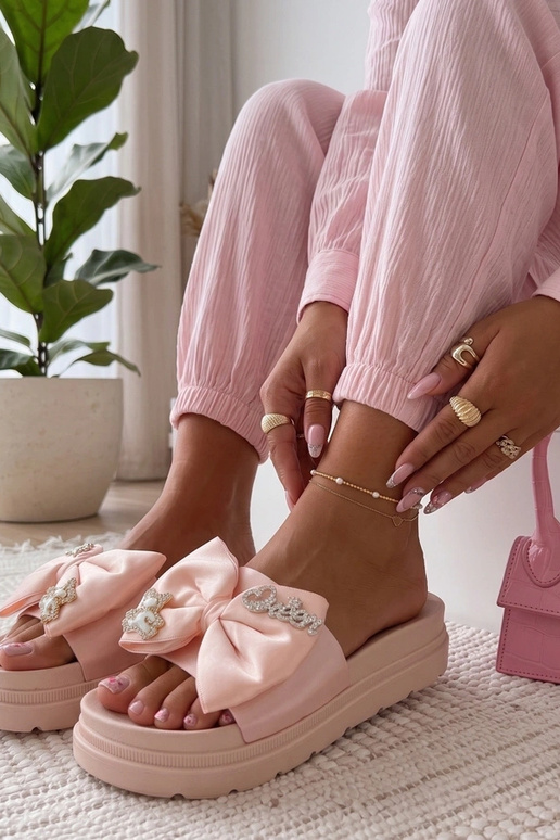 Różowe Klapki Na Platformie Z Kokardą...