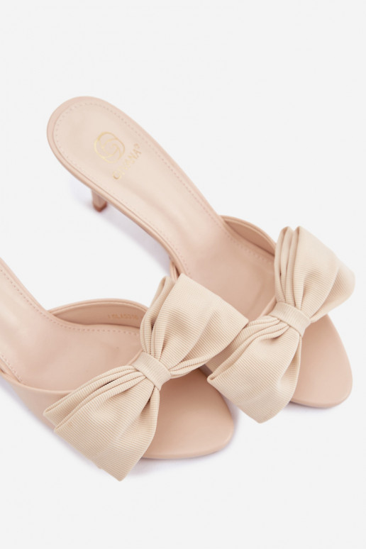 Sieviešu čības ar plāniem papēžiem un lentēm smilšu krāsā Jelessa