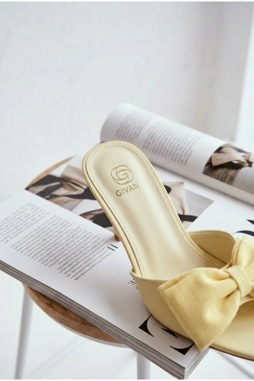 Sieviešu čības ar plāniem papēžiem un lentēm dzeltenā krāsā Jelessa