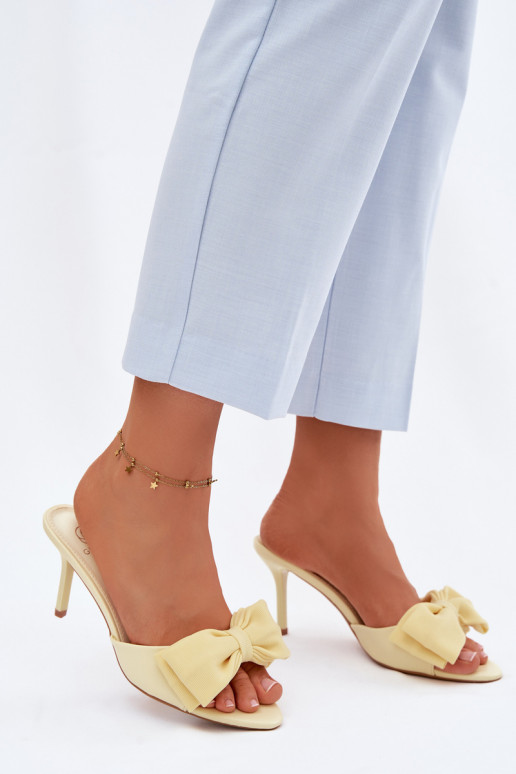 Sieviešu čības ar plāniem papēžiem un lentēm dzeltenā krāsā Jelessa