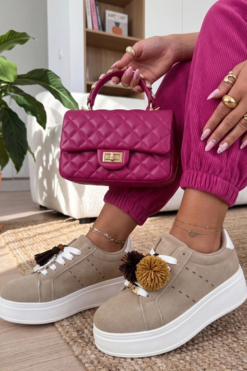 Smilšu krāsas platformas...