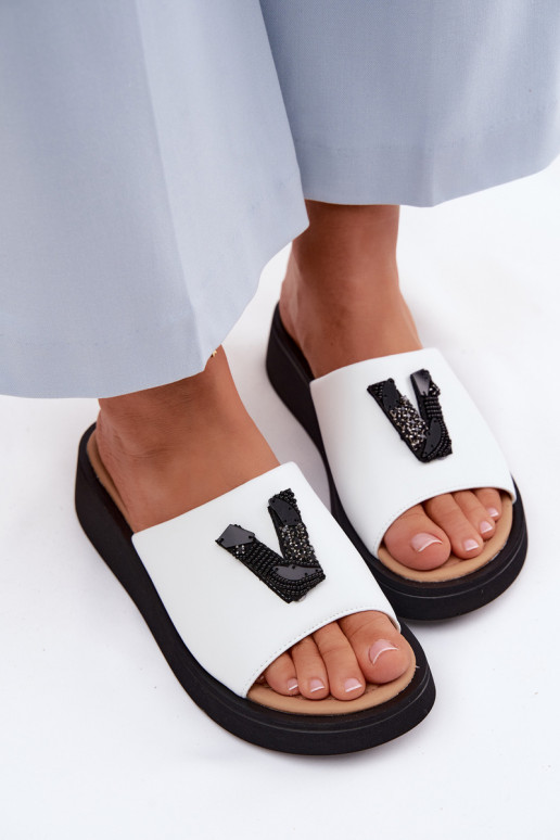 Čibas no dabīgas ādas SieviešuLiterą V ar platformu Vinceza 66950 baltas krāsas