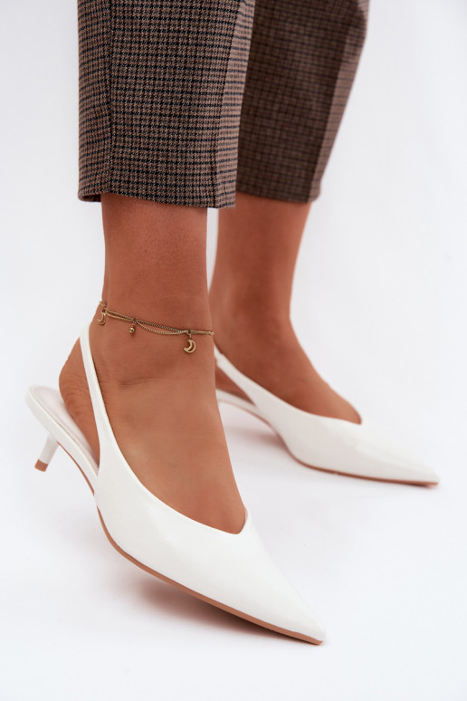 Lakotas basenesImitacji Skóry ar papēdi baltas krāsas Averelle