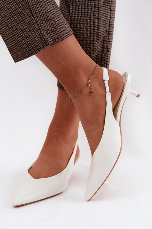 Lakotas basenesImitacji Skóry ar papēdi baltas krāsas Averelle