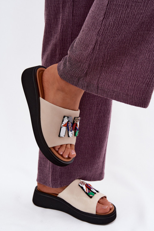 Āda sieviešu zamšādas čības ar ornamentiem ar platformu Vinceza 66942 smilšu krāsas