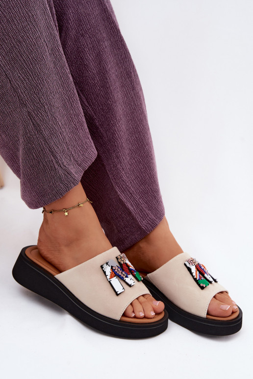 Āda sieviešu zamšādas čības ar ornamentiem ar platformu Vinceza 66942 smilšu krāsas