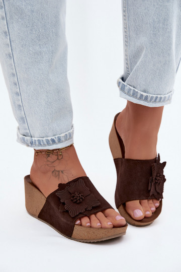 Āda sieviešu zamšādas čības ar platformu Ar greznu ar puķītēmem Zazoo 40312 CzekoladoIne