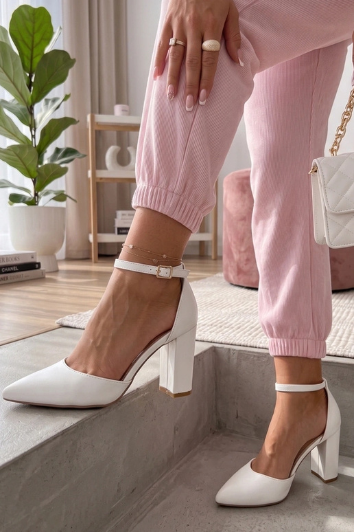 Baltas saldējums uz pjedestāla Astryda