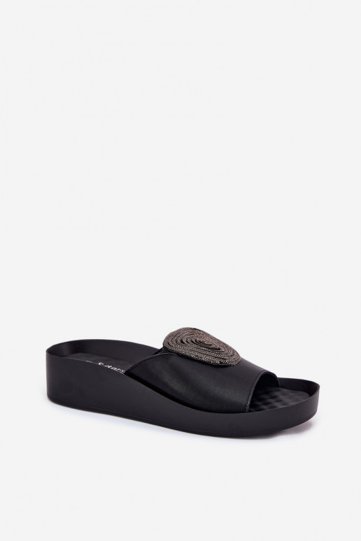 Melna sieviešu ādas čības ar ornamentiem KV51-028