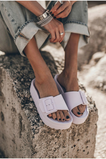 Baltās sieviešu čības ar platformu un sprādzēm Caramel