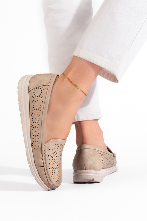 Beige caurumi sieviešu mokasīni