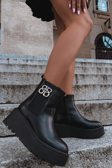 Siltie stilīgie zābaki ar platformu un dekoratīviem elementiem melnā krāsā Solavie
