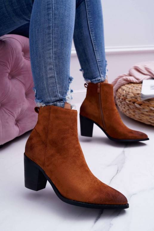 Sieviešu puszābaki ar papēdi zamšādas brūnas krāsas Niki BAT_RV9524 CAMEL Moow - 1 Sieviešu puszābaki ar papēdi zamšādas brūnas krāsas Niki BAT_RV9524 CAMEL Moow - 1