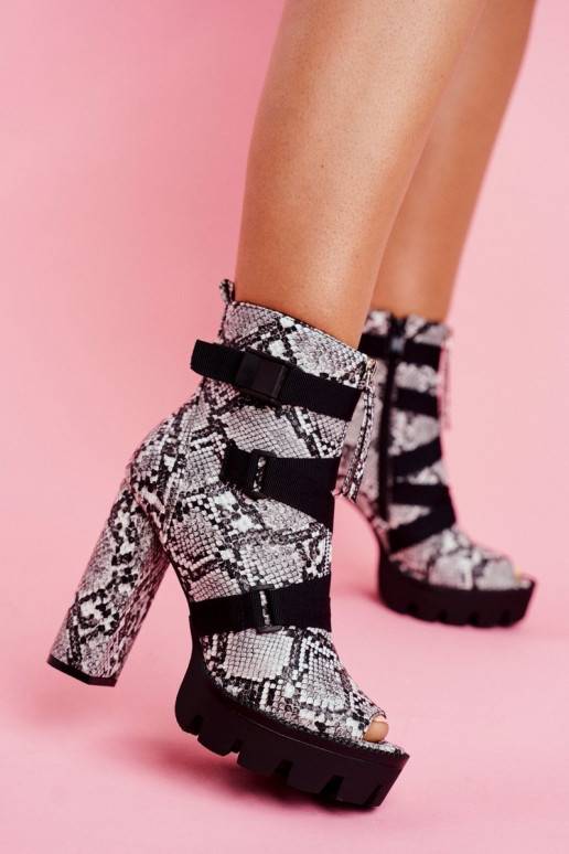 Zābaki ar augstiem papēžiem ar čūskas... Zābaki ar augstiem papēžiem ar čūskas...