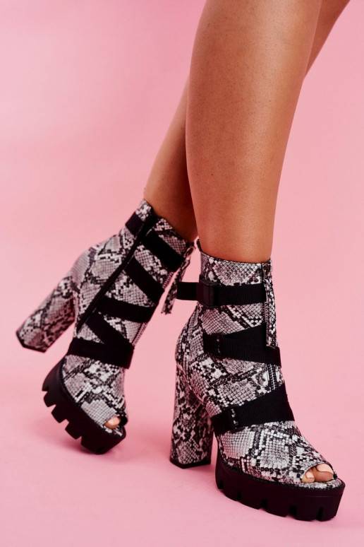 Zābaki ar augstiem papēžiem ar čūskas... Zābaki ar augstiem papēžiem ar čūskas...