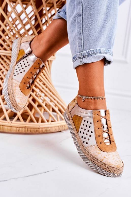 Eko ādas apavi ir dzelteni Eko ādas apavi ir dzelteni