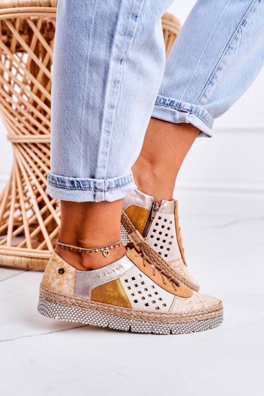 Eko ādas apavi ir dzelteni Eko ādas apavi ir dzelteni