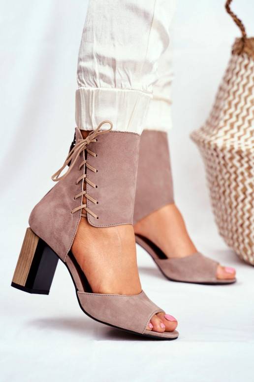 Sieviešu basenes smilšu krāsas zamšādas Sieviešu basenes smilšu krāsas zamšādas