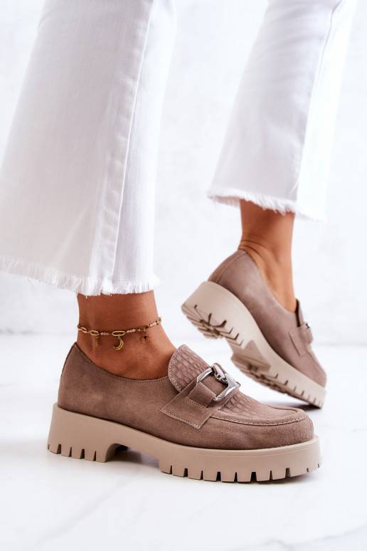 Stilīgas zamšādas apavi smilšu krāsas...