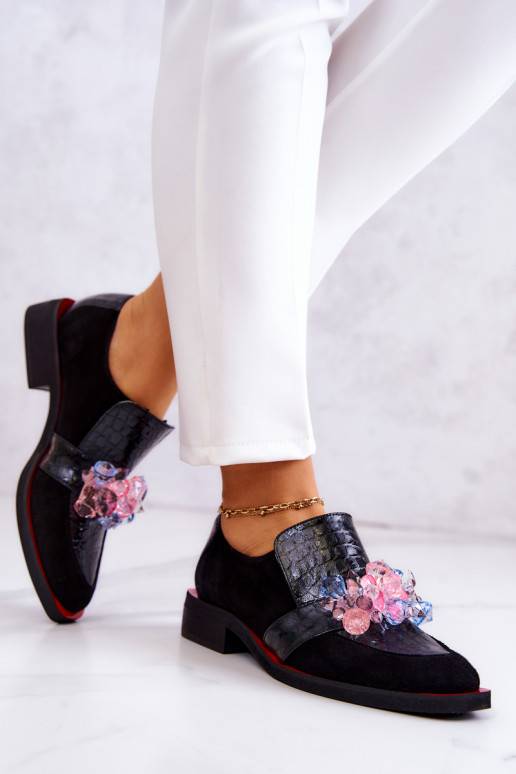 Zamšādas apavi ar ornamentiem...