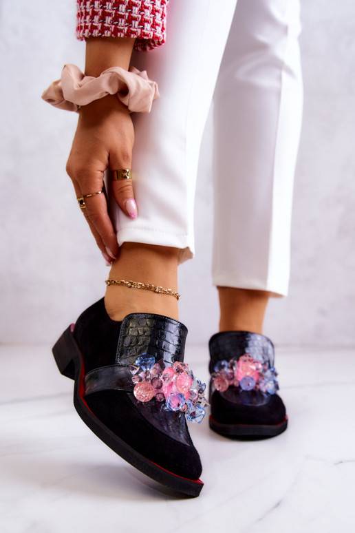 Zamšādas apavi ar ornamentiem...