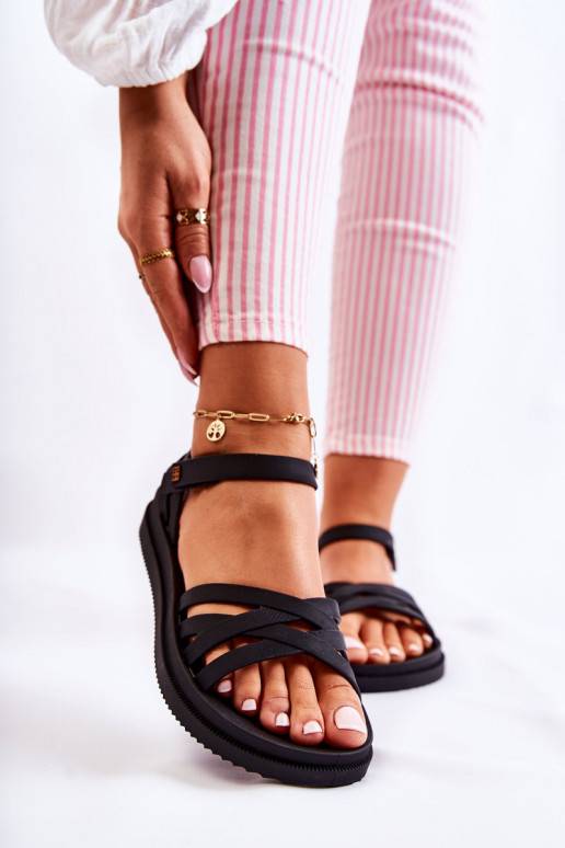 Sieviešu basenes ar lipīgām aizdarēm... Sieviešu basenes ar lipīgām aizdarēm...